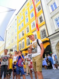 Our camp-kids in front of Mozart´s birthhouse in Salzburg (Austria)